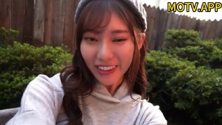 极品尤物气质女神！细腰美腿好身材！性感吊带长裙，沙发假屌骑坐，穿上白丝戴眼镜，极度风骚诱人